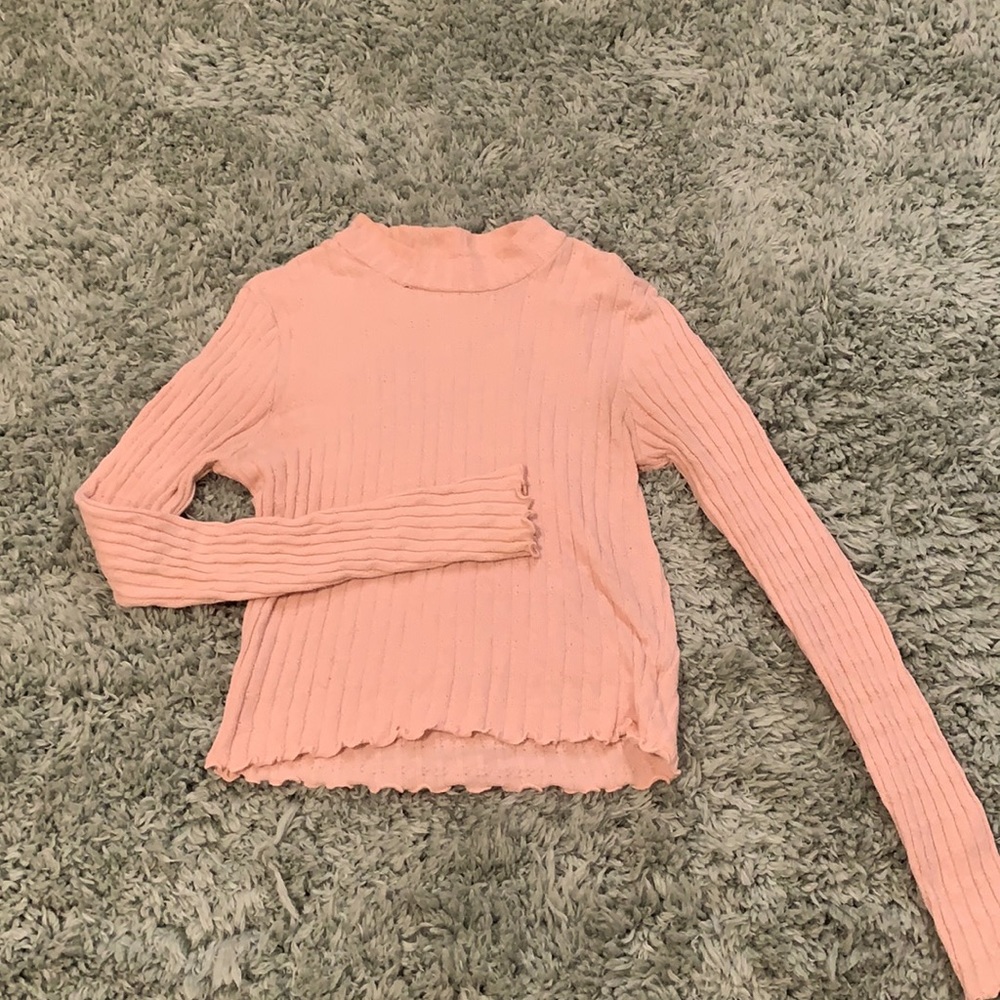 Pale pink fitted crewneck blouse with detailing